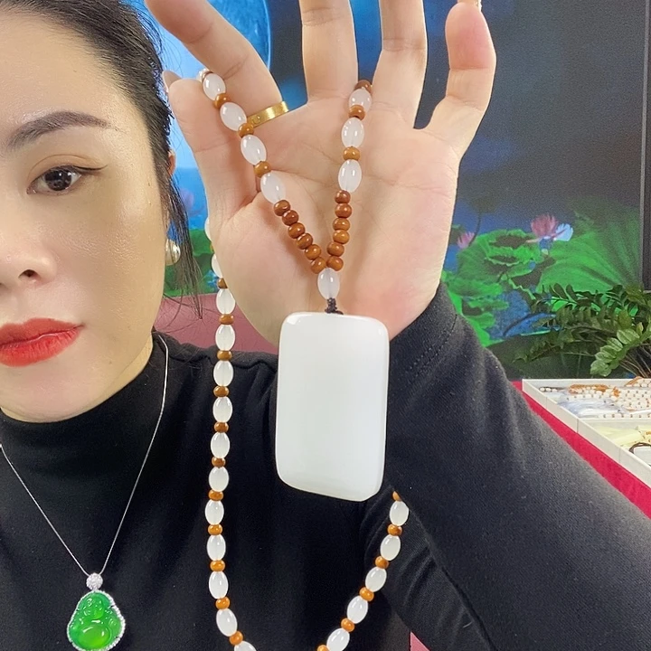 透闪石质玉未镶嵌挂件