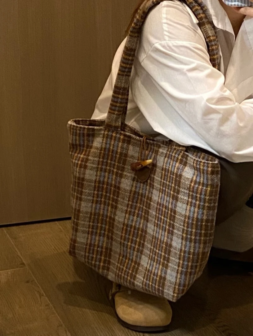 206【单肩牛角扣】美拉德宽肩带大容量学院风单肩托特包上课通勤包