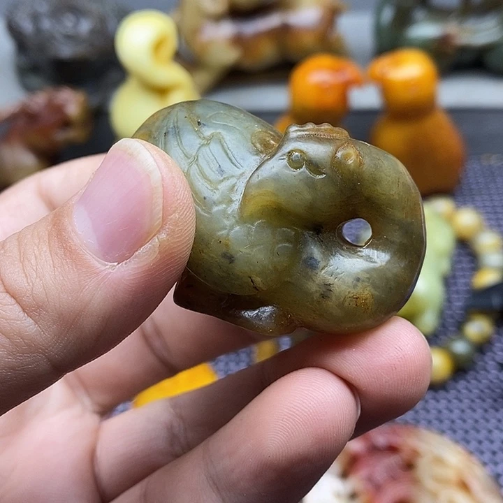 未镶嵌蛇纹石玉颈饰