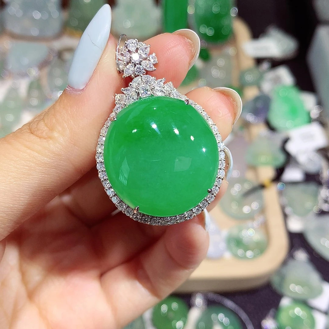 翡翠18K金镶嵌颈饰蛋面