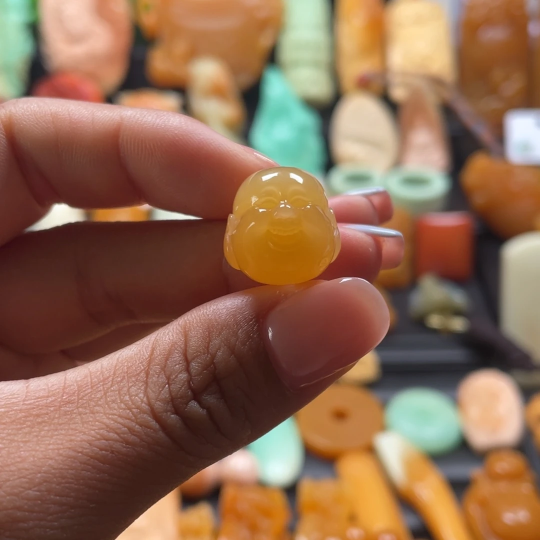 颈饰未镶嵌石英质玉（缅黄）