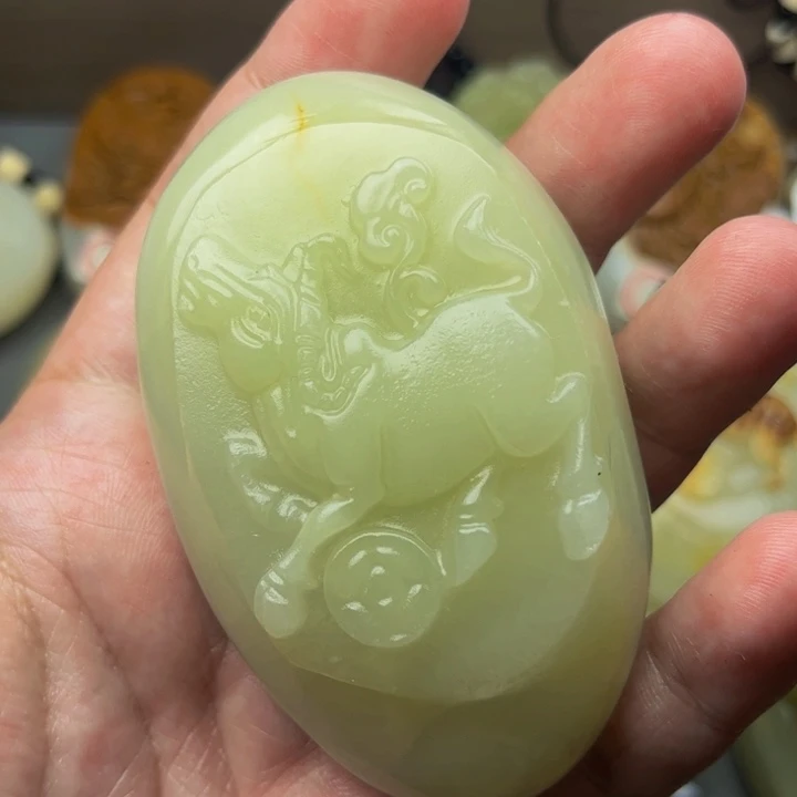 石材方解石手把件牛穿绳