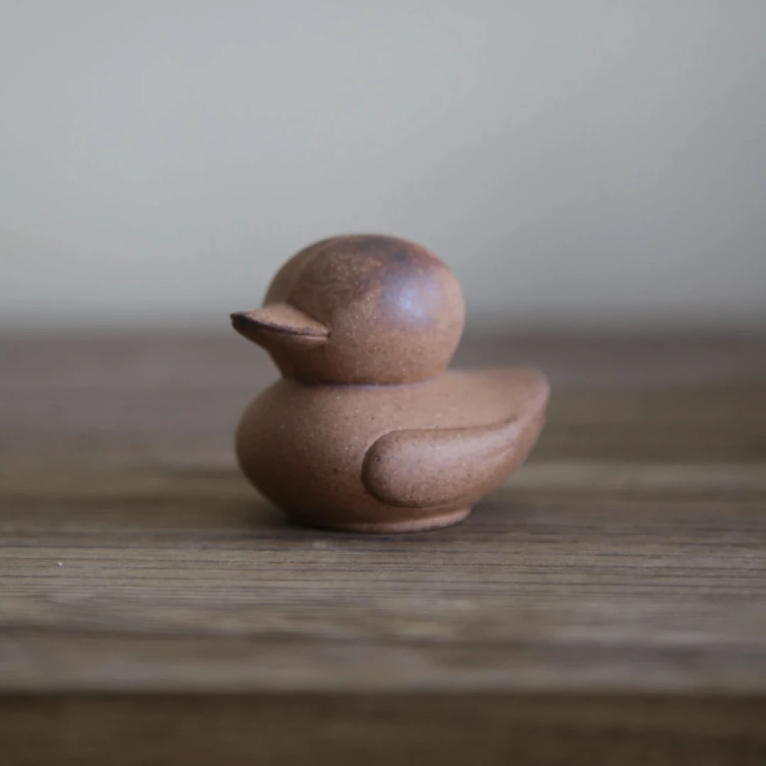 （拿）小鸭鸭陶瓷茶宠摆件复古粗陶老岩泥烧制可盘可养彩小茶宠创意