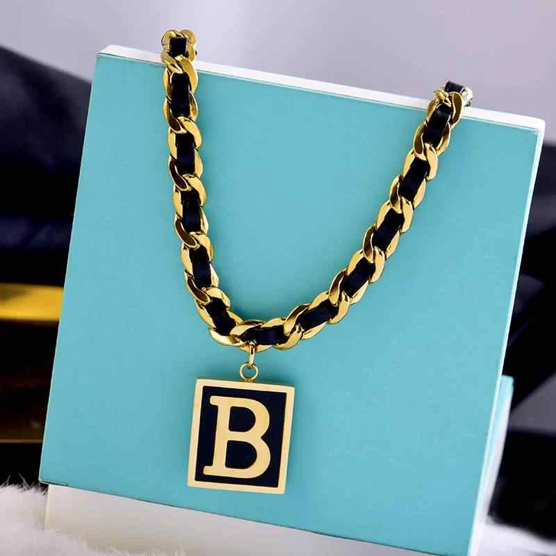 钛钢项链 欧美设计感编织字母吊坠项链短款黑方牌吊坠颈链锁骨链