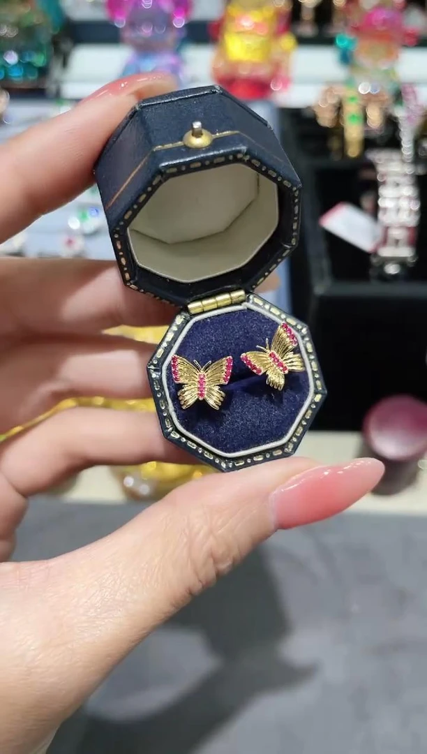 18K金镶嵌天然红宝石耳饰蝴蝶款