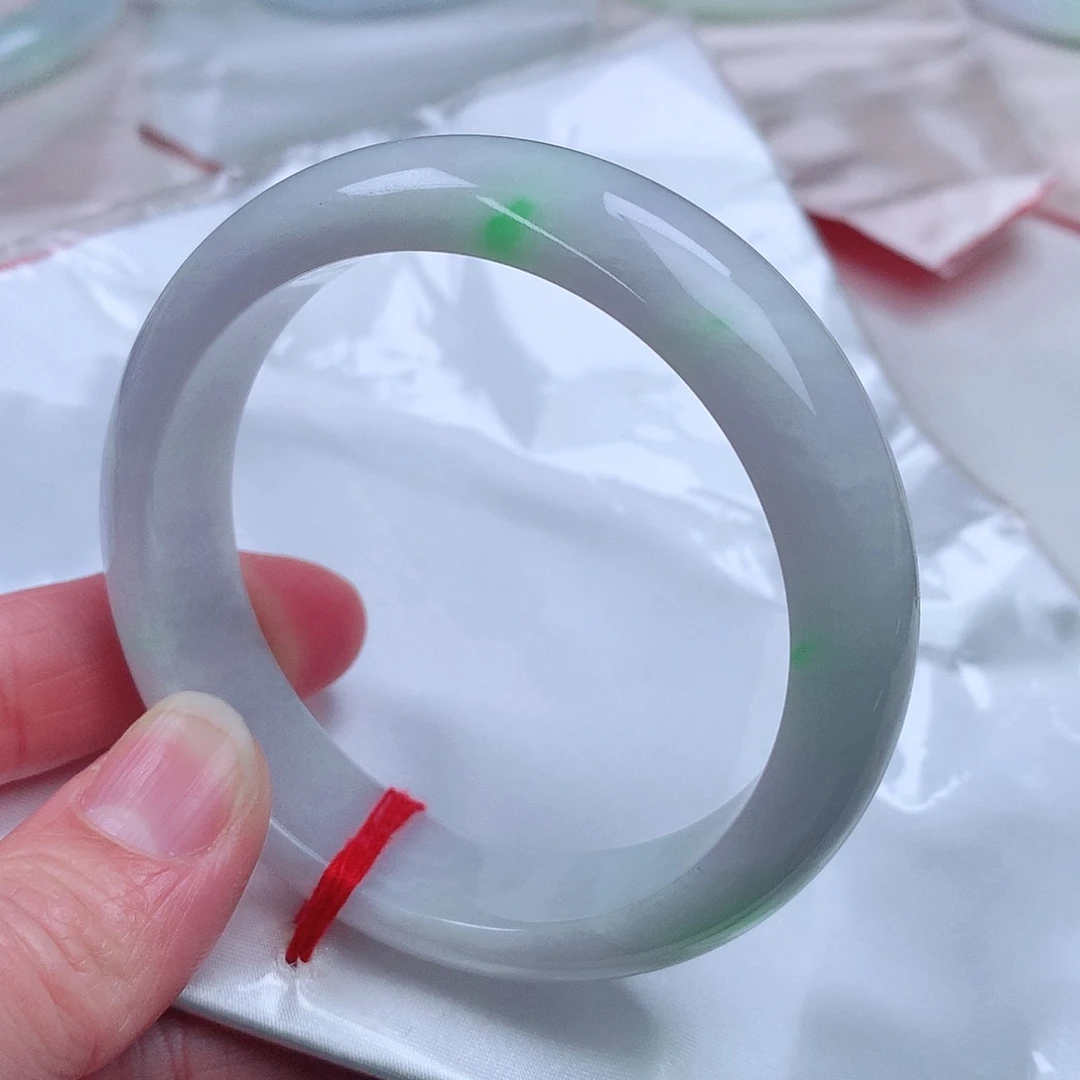 翡翠手镯未镶嵌。。