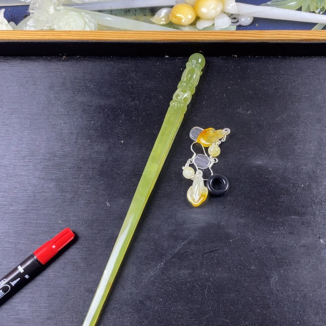 王***爱未镶嵌蛇纹石玉发饰