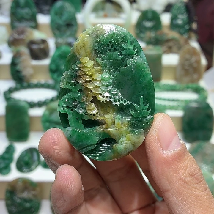 独山玉未镶嵌颈饰山水牌