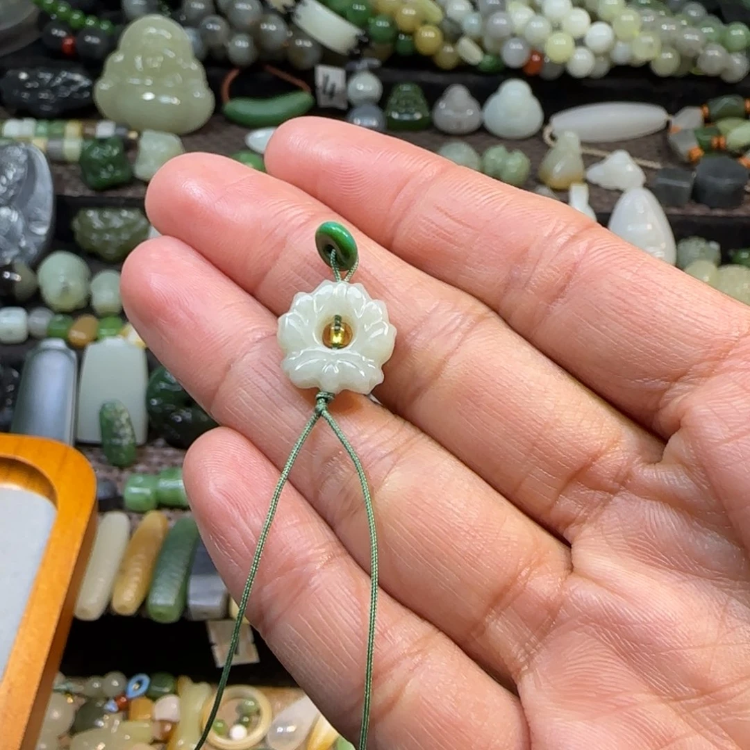 和田玉未镶嵌颈饰花花