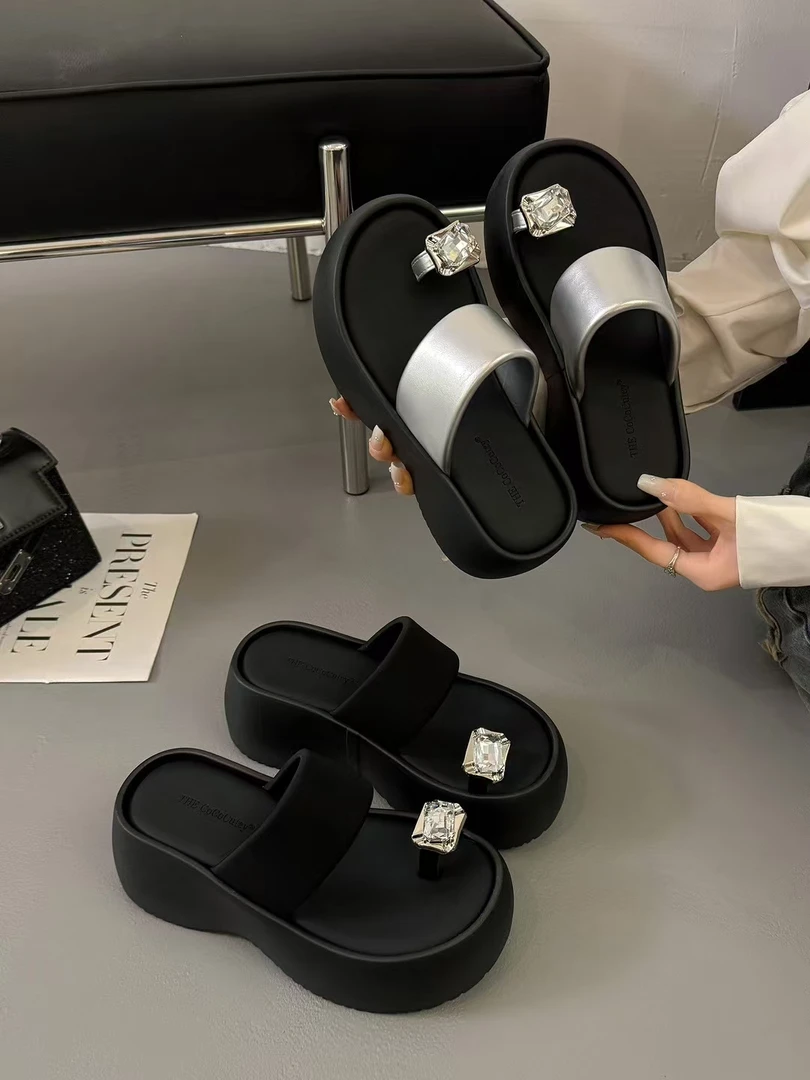 网红同款水钻拖鞋女夏外穿2025新款复古时尚厚底套趾凉拖鞋666-3