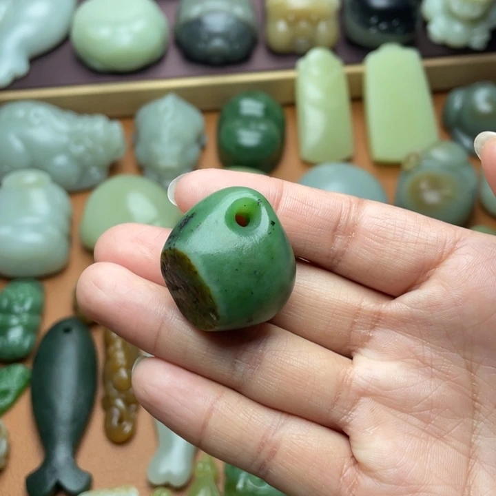 【闪购商品】颈饰未镶嵌和田玉特价福利随形原石吊坠