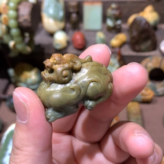 未镶嵌岫岩河磨玉（透闪石质玉）挂件