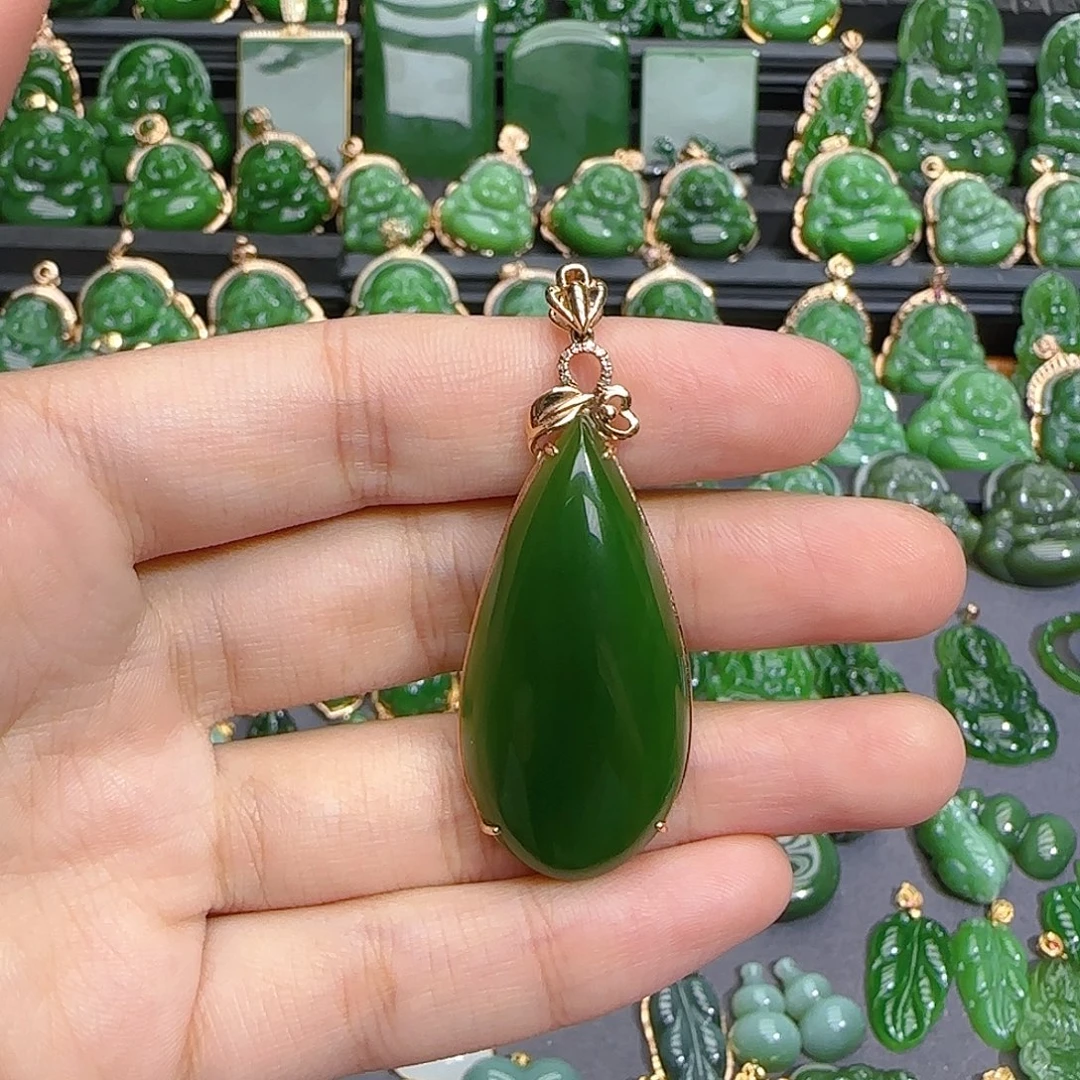 颈饰18K金镶嵌和田玉（碧玉）