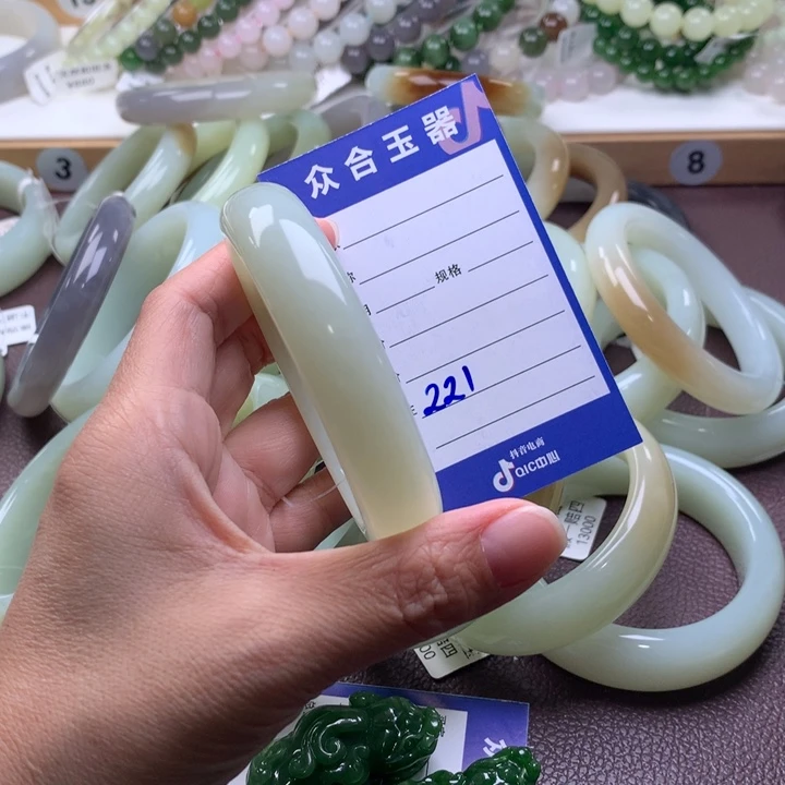 和田玉未镶嵌手镯