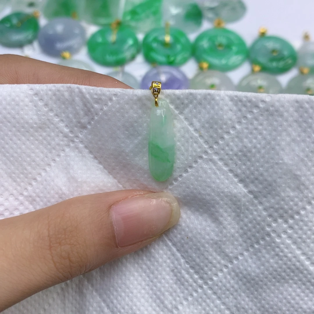 翡翠18K金镶嵌颈饰1111111111111