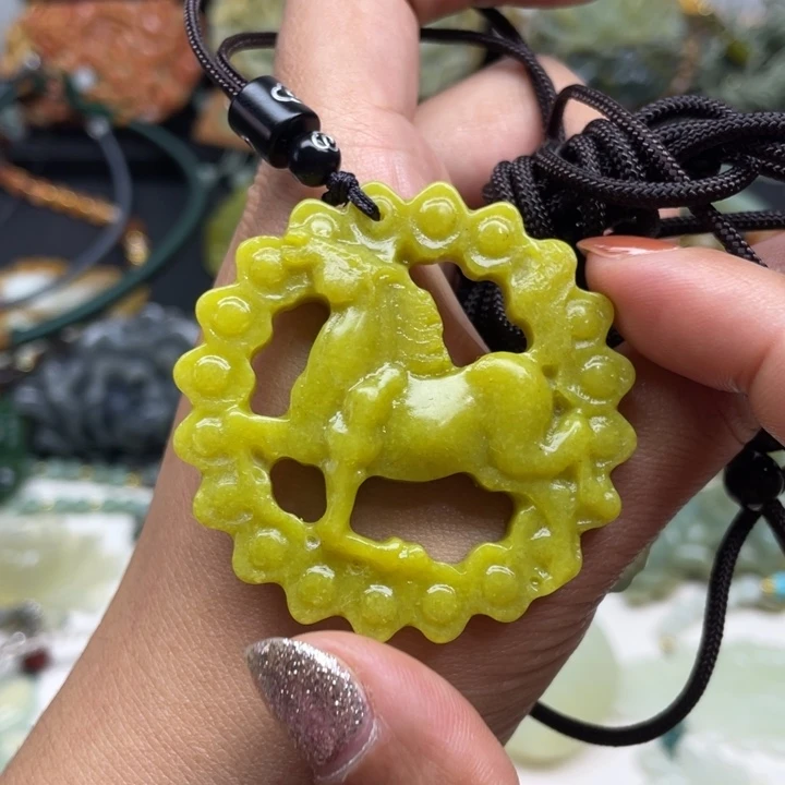 蛇纹石玉未镶嵌颈饰