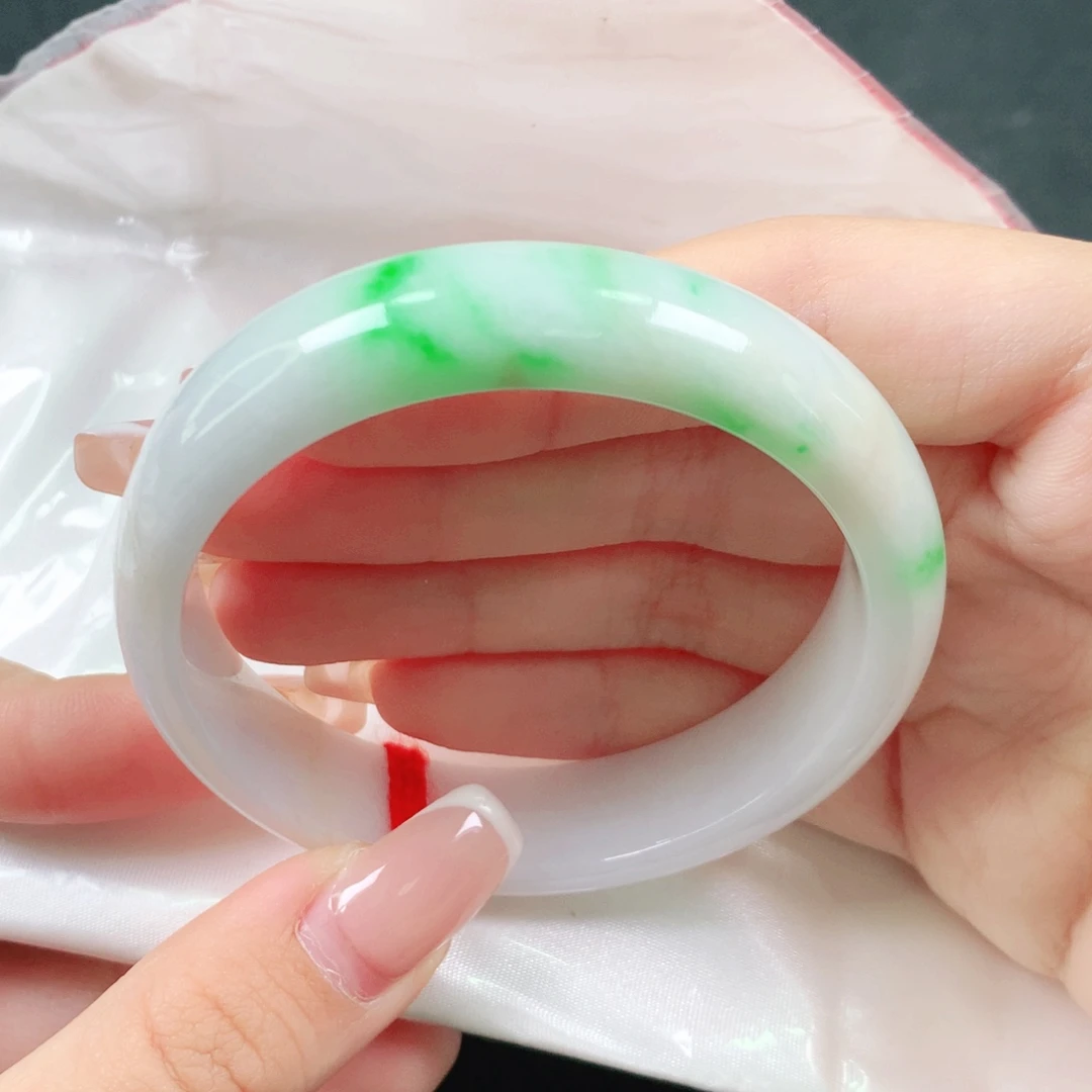 湛***姐翡翠未镶嵌手镯55圈126101