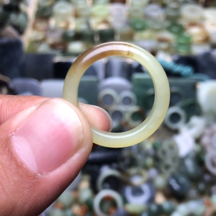 和田玉颈饰未镶嵌小*主