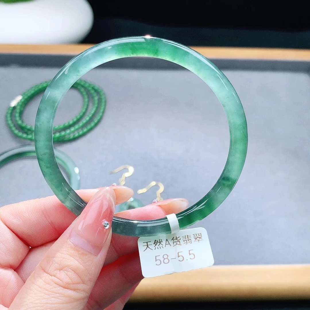 未镶嵌手镯（圆镯）翡翠