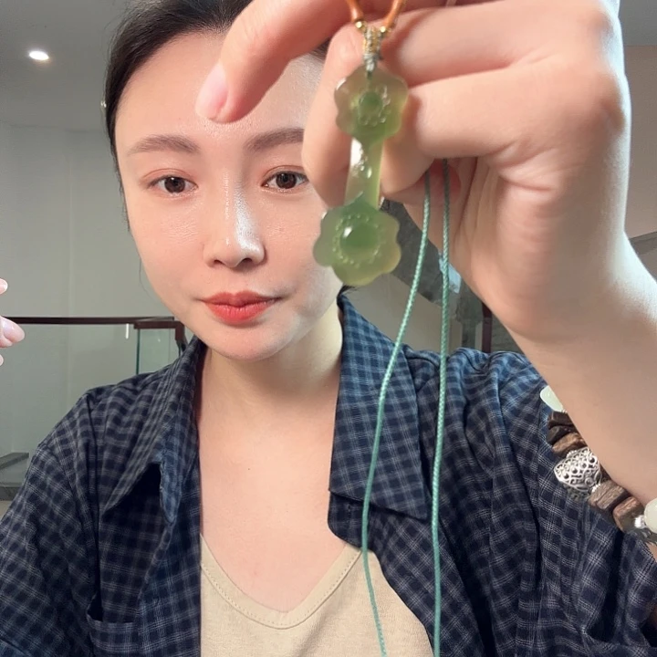 徐***怡未镶嵌蛇纹石玉颈饰