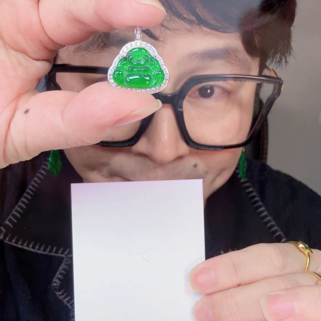 翡翠未镶嵌颈饰一件