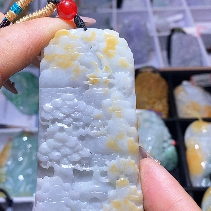翡翠未镶嵌颈饰一个