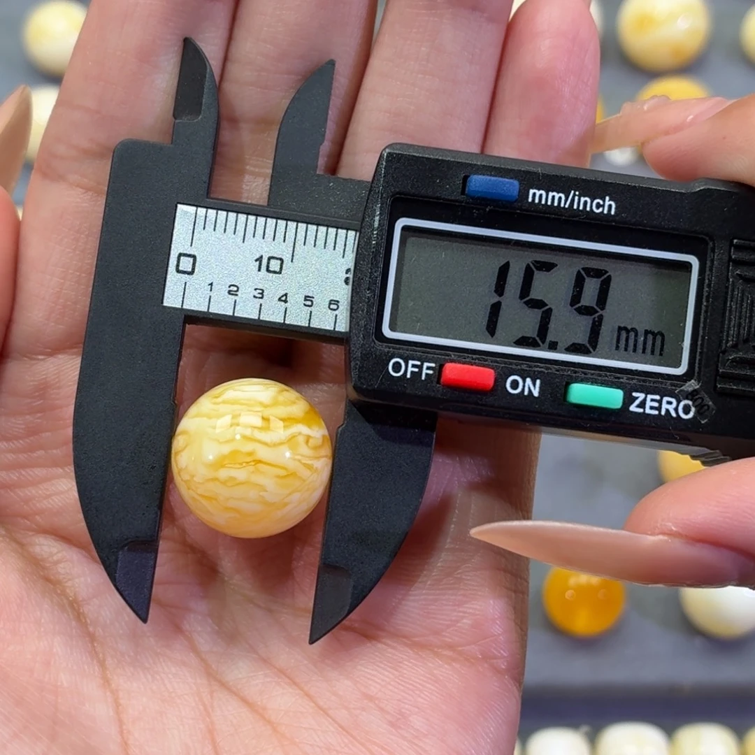 王***虎琥珀未镶嵌裸石圆珠