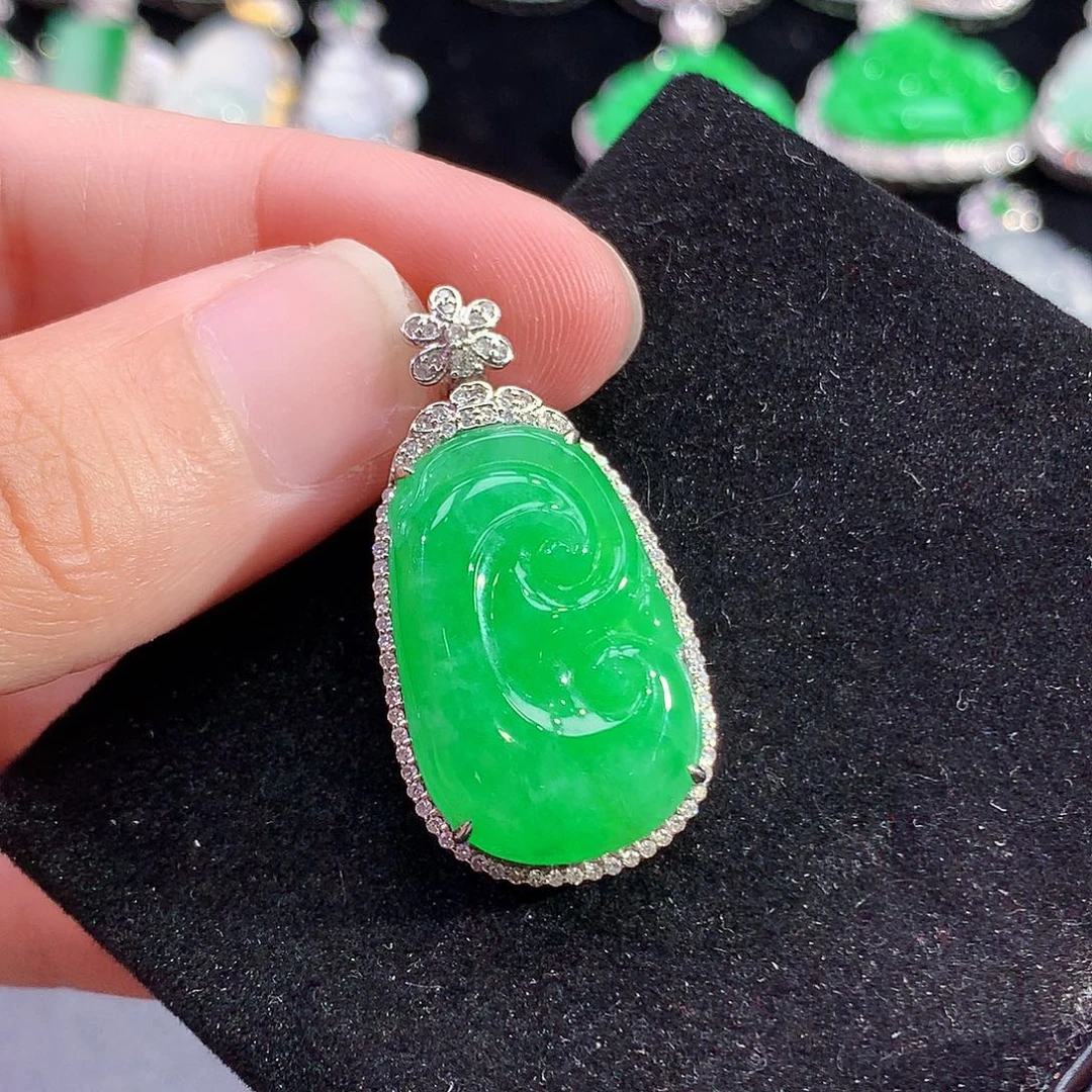 翡翠18K金镶嵌颈饰