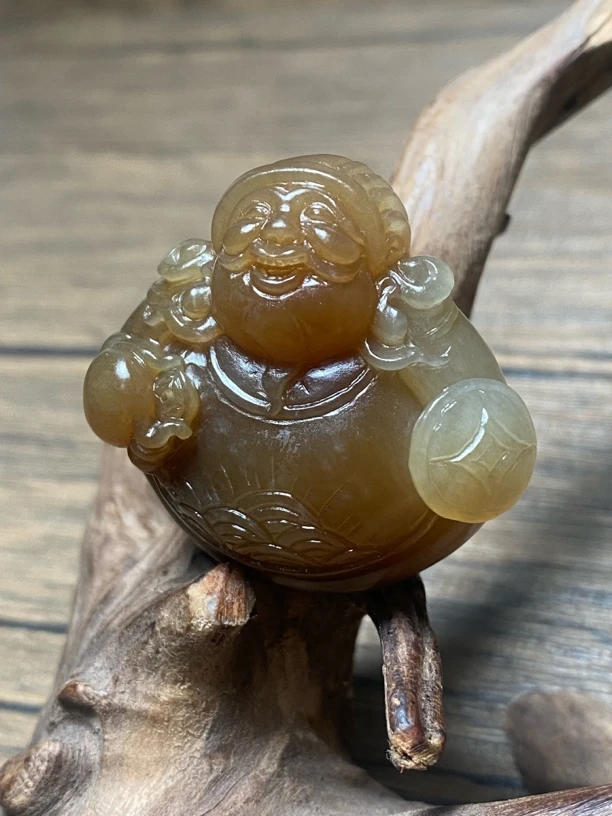 新疆和田玉且末糖《财神》吊坠 尺寸：37.1/38.3/15.4mm 重量：31.6g