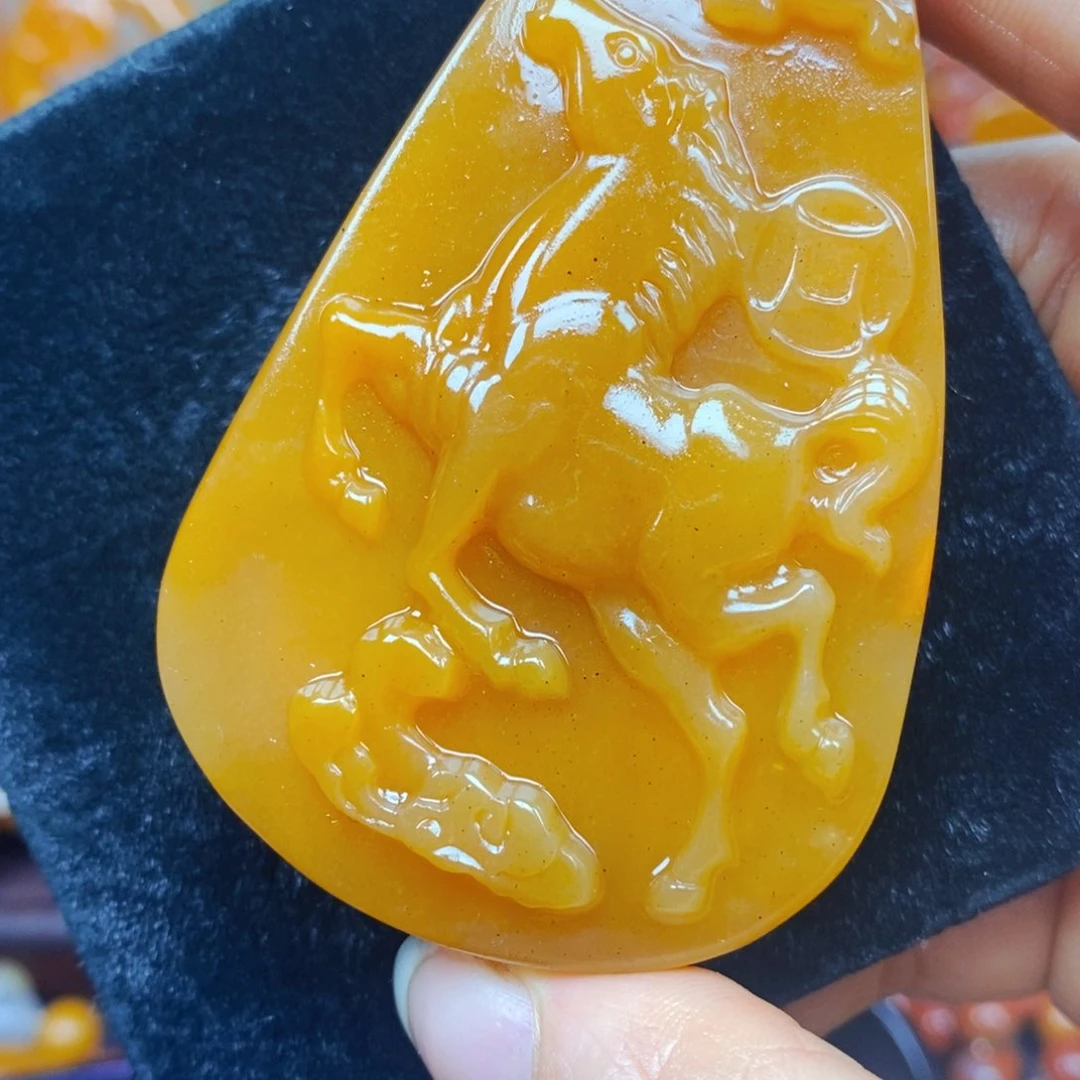 未镶嵌石英质玉（黄龙玉）颈饰