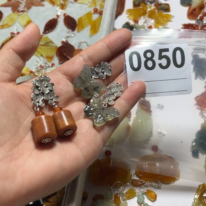 哗***啦合金蛇纹石玉吊坠