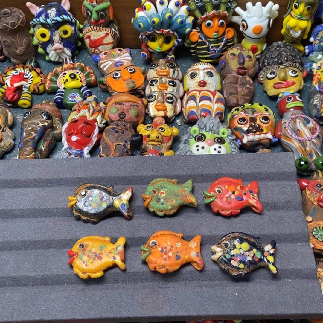 琉璃颈饰小鱼一只