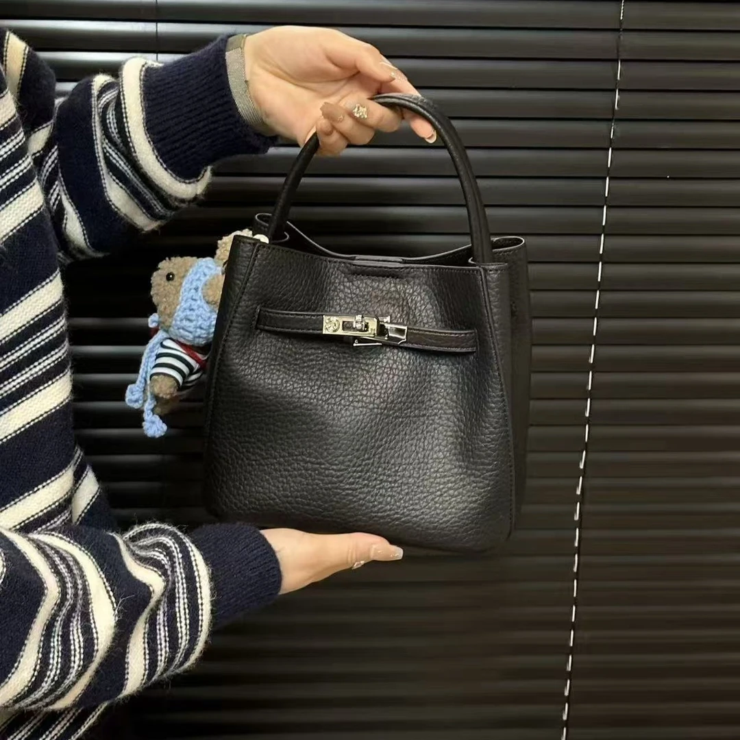 二层小牛皮配挂件可以手提可以斜背的包包（包中包）