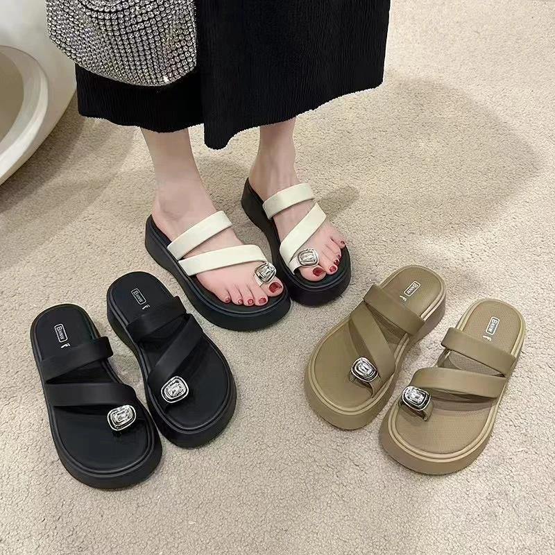 新款外穿夏季厚底外穿高级感水钻海边沙滩夹脚凉拖