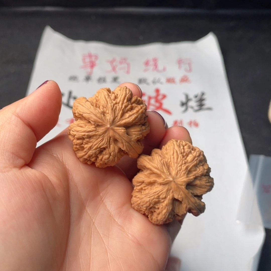 文玩核桃把件306。37粗筋有黄