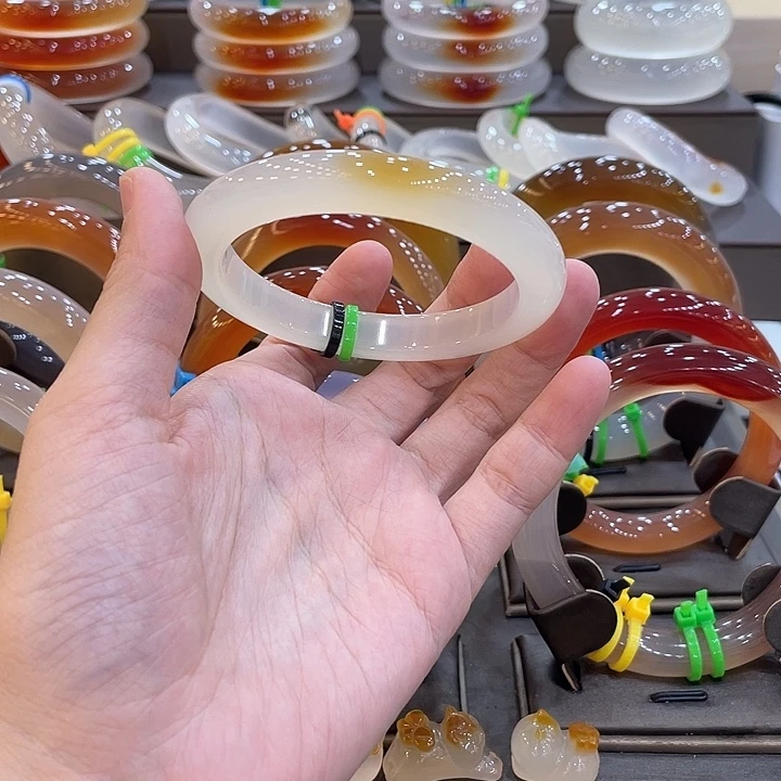 玛瑙/玉髓手镯未镶嵌