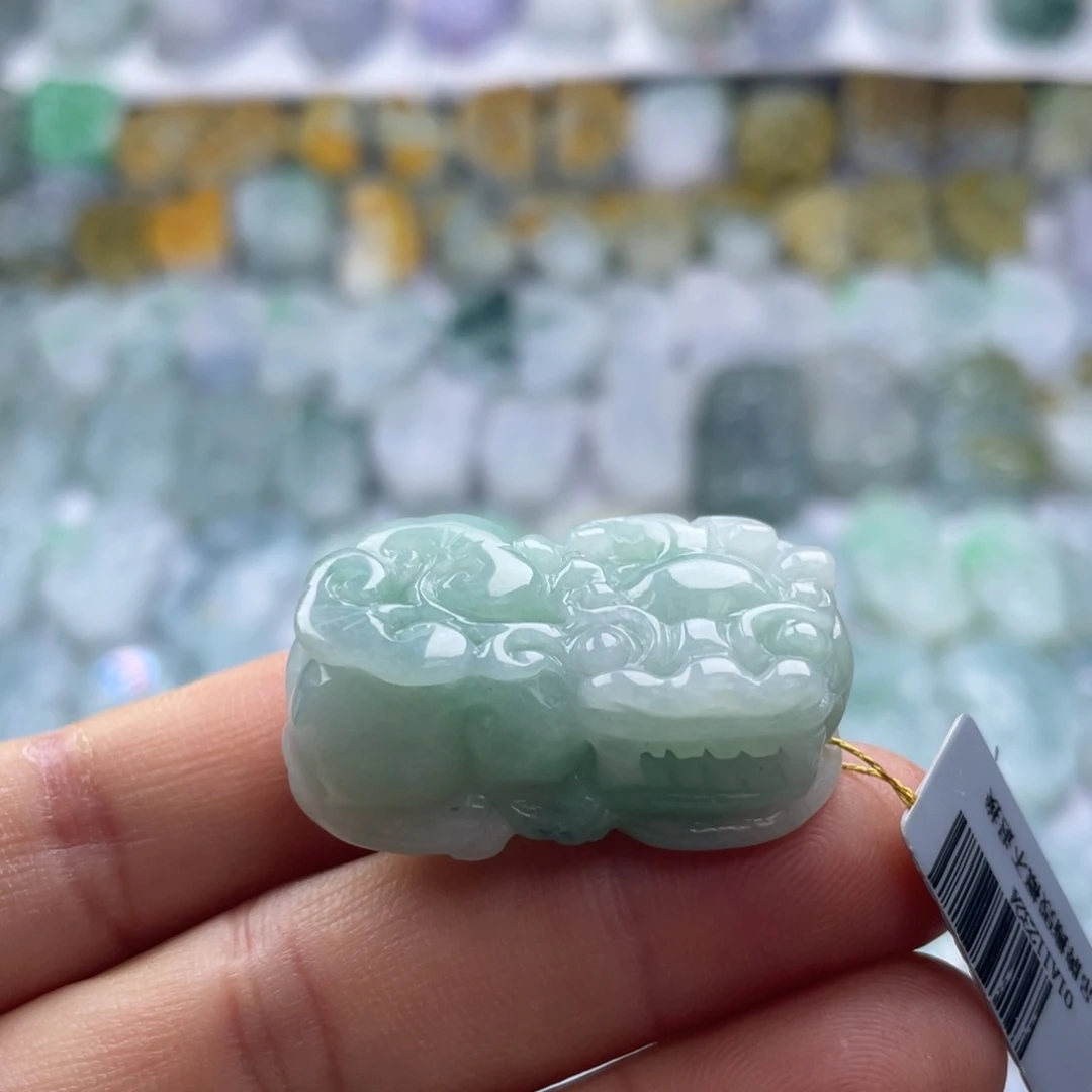 翡翠未镶嵌颈饰貔貅