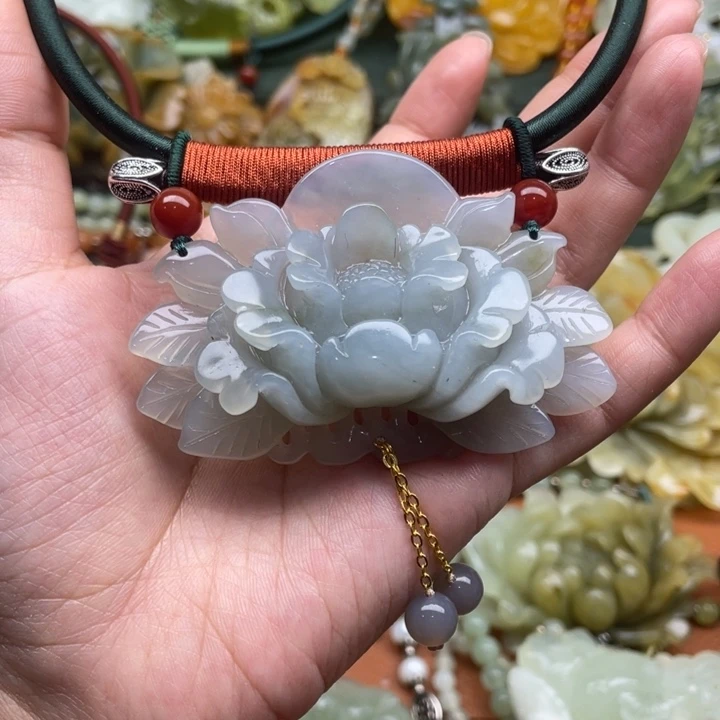 蛇纹石玉吊坠合金