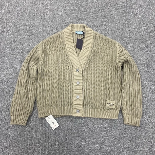 99新 AMIPARIS Prada 秀款 羊绒 开衫