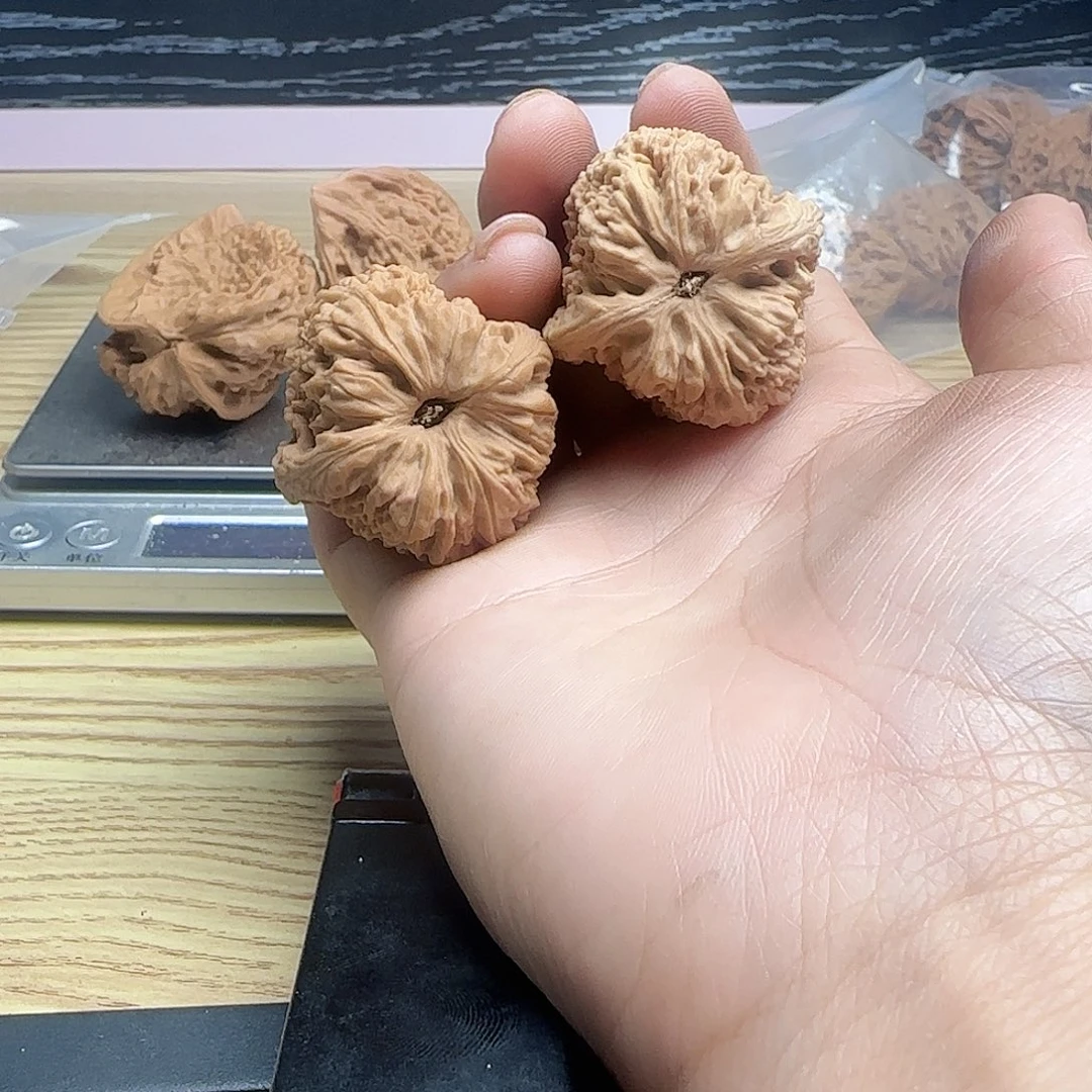 的***嗯桃核吊坠核桃核桃