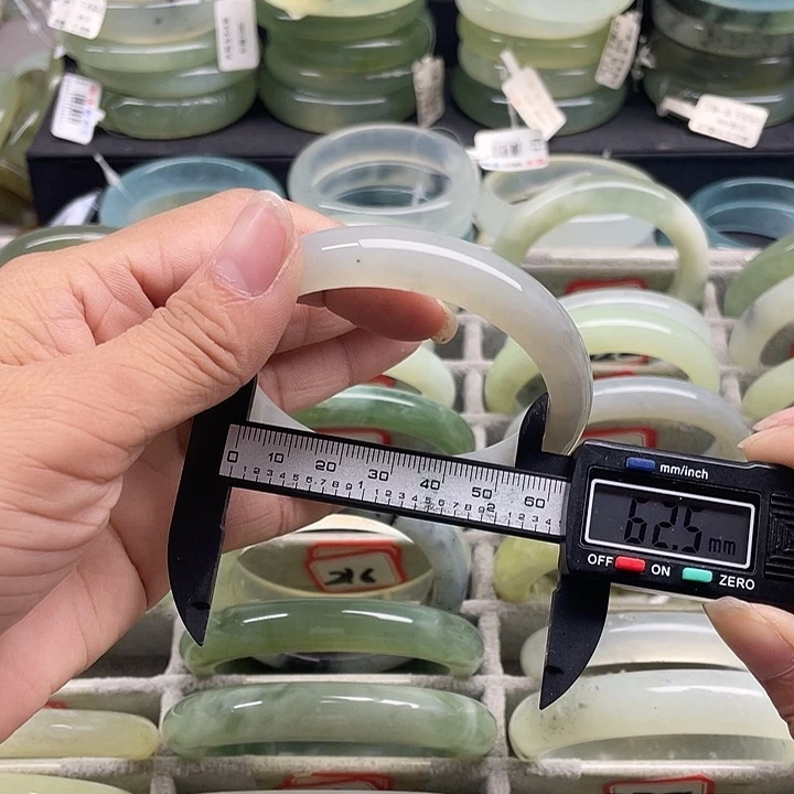 蛇纹石玉未镶嵌手镯207