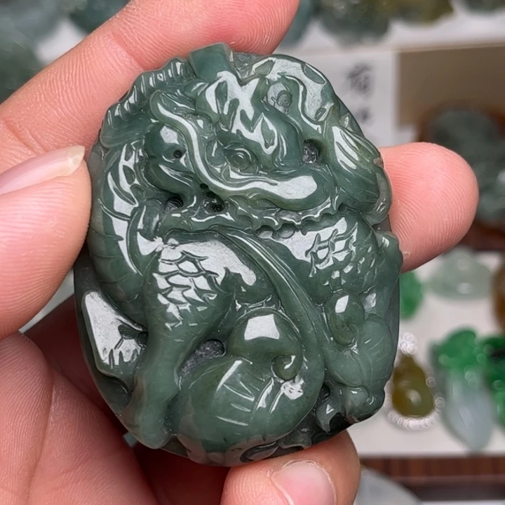 翡翠未镶嵌颈饰麒麟