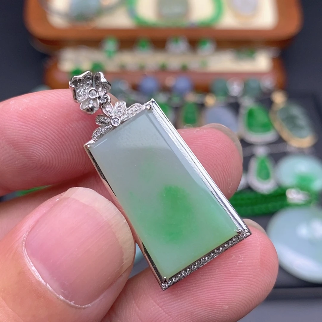 翡翠18K金镶嵌颈饰无