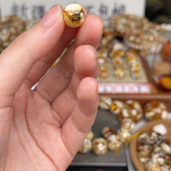 未镶嵌琥珀裸石86号