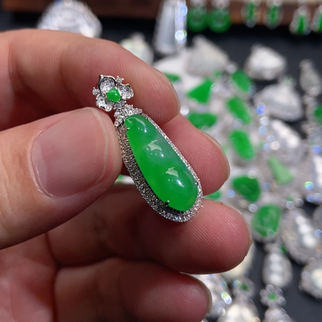 翡翠18K金镶嵌颈饰豆子