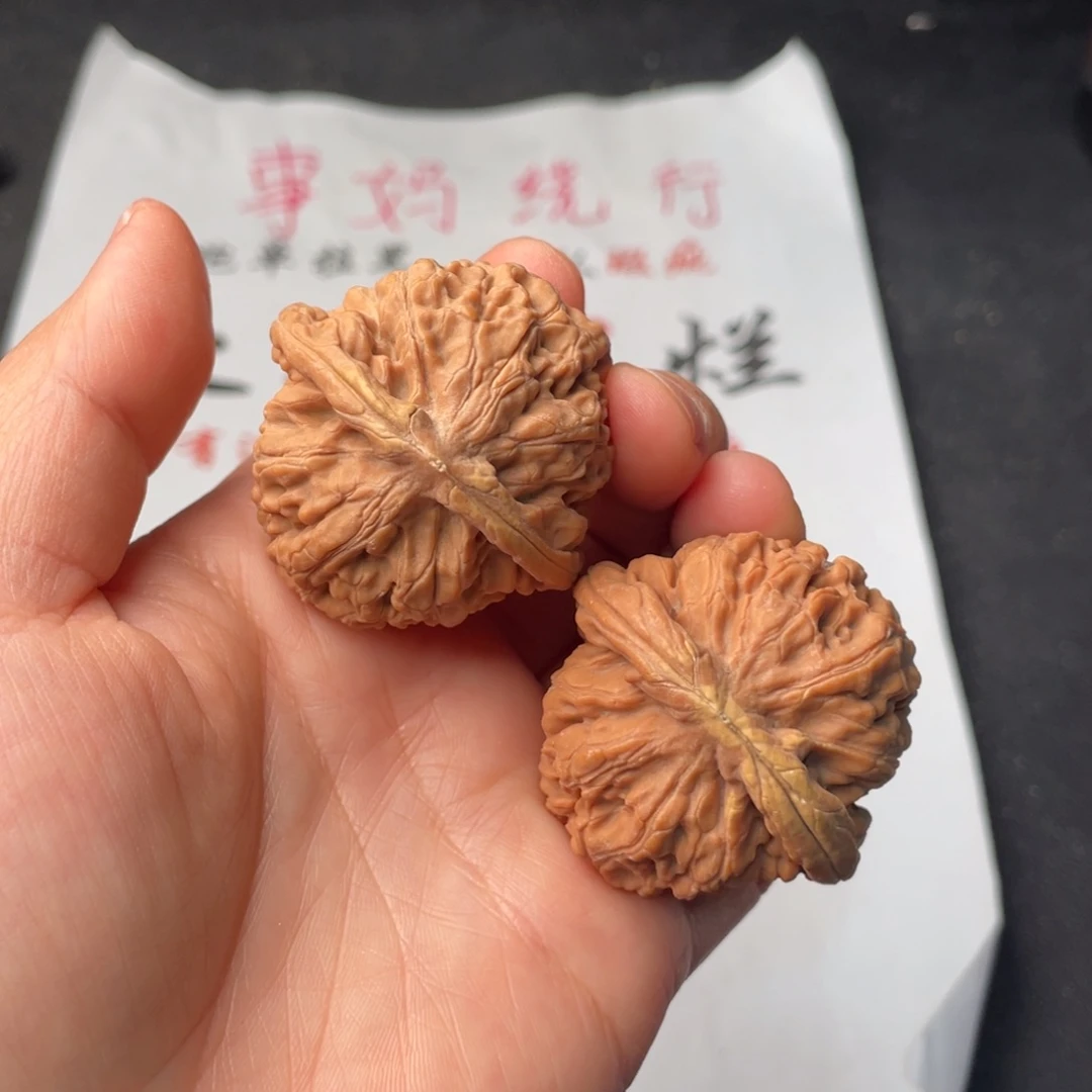 文玩核桃把件598。42莲花有黄
