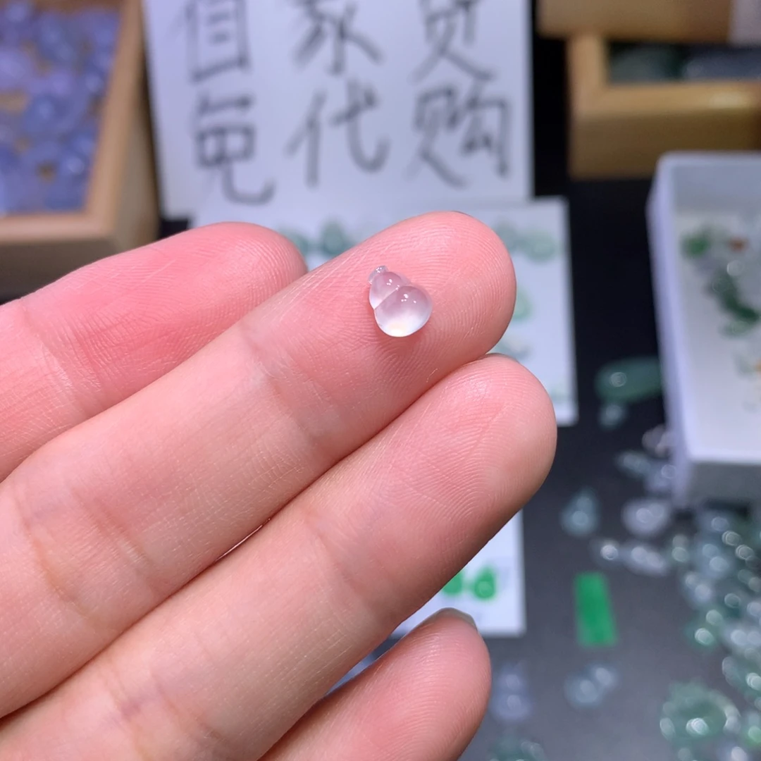 翡翠未镶嵌颈饰葫芦