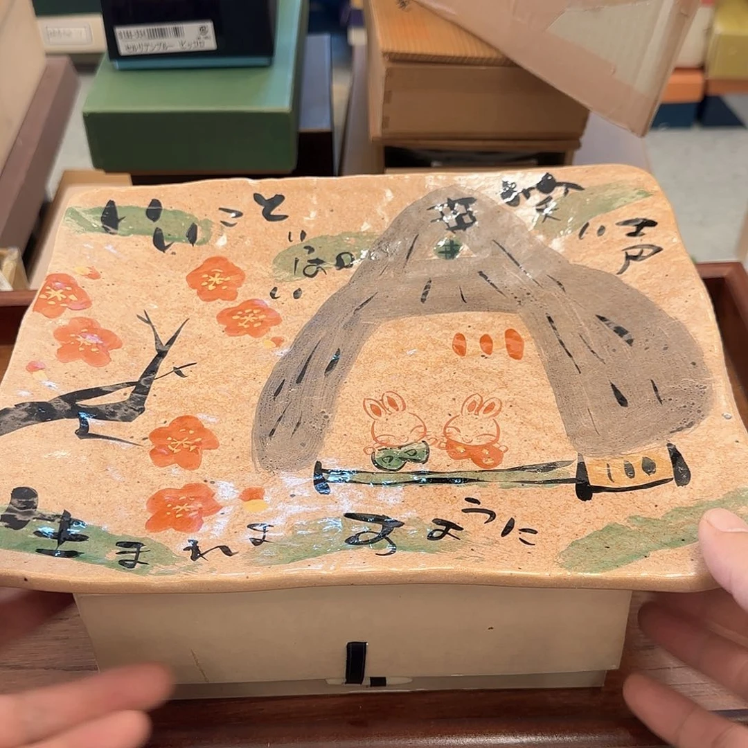 盖碗在家门口看到他俩小孩