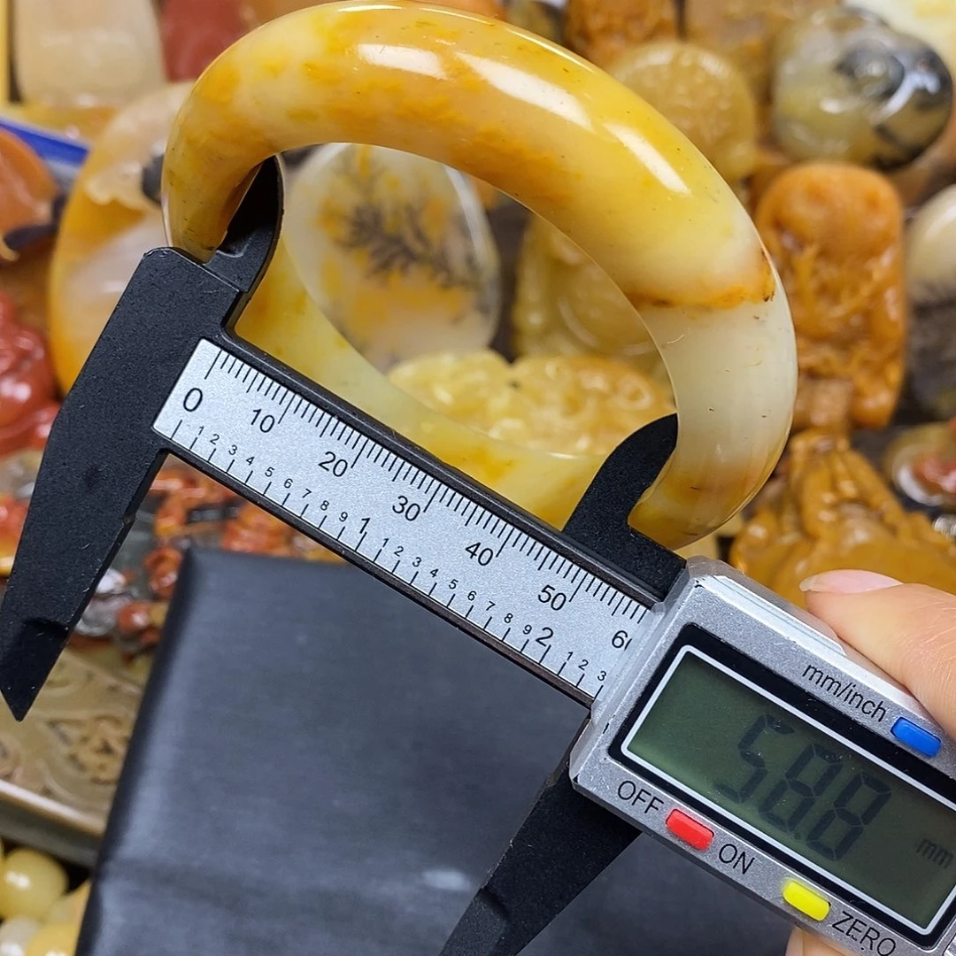 石英质玉（黄龙玉）颈饰未镶嵌
