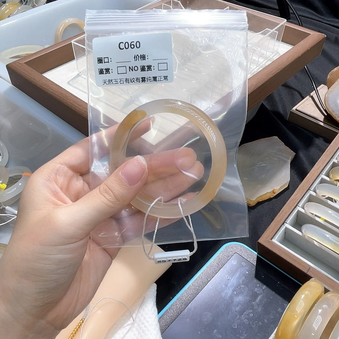 E***e玛瑙/玉髓手镯未镶嵌